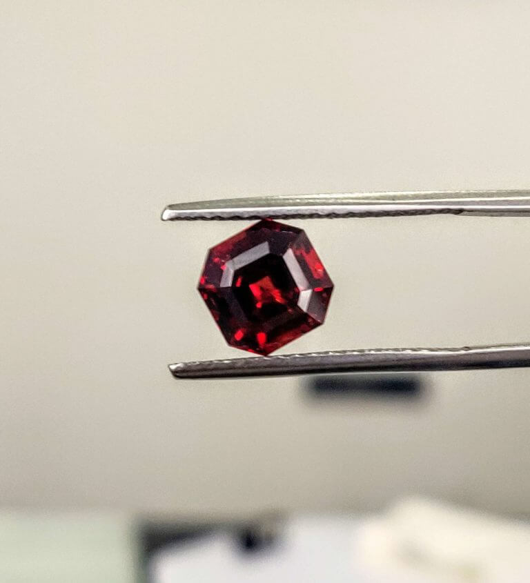 The high refractive index of spinels makes for a natural fire of the stone.
